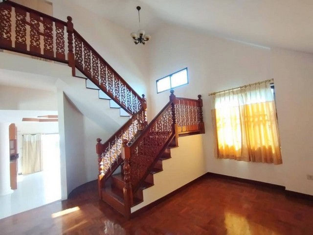 ให้เช่าบ้าน 2 ชั้น ให้เช่าบนเนื้อที่ 1 ไร่ พร้อมโกดัง ภายในบ้านมี 4 ห้องนอน 3 ห้องน้ำ 1 ห้องนั่งเล่น 1 ห้องครัว แอร์ 3 เครื่อง