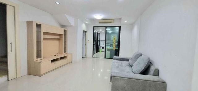 PB3902 ให้เช่าทาวน์โฮม 3 ชั้น หมู่บ้าน อารียาโมวา ลาดปลาเค้า ถนนเกษตร-นวมินทร์ ในหมู่บ้านมีสระว่ายน้ำและพื้นที่พักผ่อนของโครงการ 