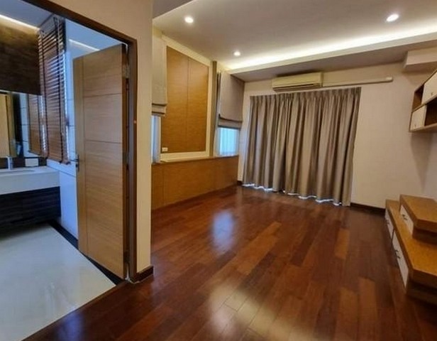 ขายบ้านเดี่ยว 2 ชั้น  เดอะแกลอรี่เฮาส์ ใกล้รถไฟฟ้าสถานีรัชโยธิน เนื้อที่ 63.5 ตารางวา