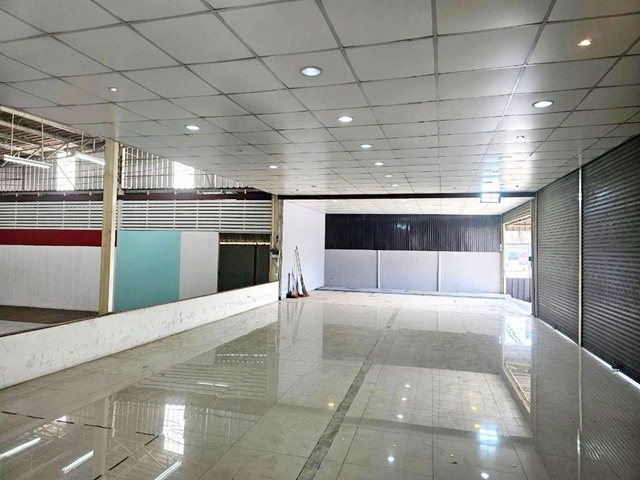 บิ๊กซี บางพลี ให้เช่าอาคารพาณิชย์ชั้นเดียว 5 คูหา  รพ. จุฬารัตน์ 3 อินเตอร์ เทพารักษ์ 1ไร่ 12ตรว. 1,640ตรม. ติดถนน จอด 20 คัน รพ.