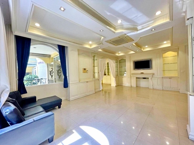 ตลาดนัดเลียบด่วน 9นอน เอกมัย-รามอินทรา MRT วัชรพล ให้เช่าคฤหาสน์ 2 ชั้น หลังใหญ่ มาสเตอร์พีซ 192ตรว. 880ตรม. นานาชาติกีรพัฒน์