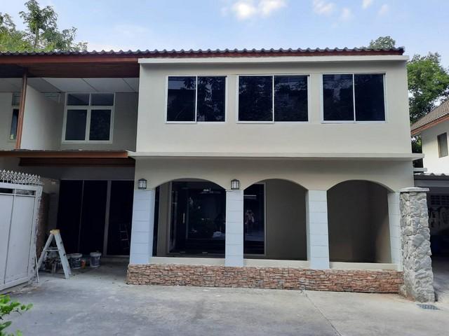 EPL-HR3182 ให้เช่าบ้าน 2 ชั้น ใกล้BTSอโศกและBTSพร้อมพงษ์ ซอยสุขุมวิท 31 ย่านสุขุมวิท เนื้อที่ 50 ตารางวา 2 ชั้น 3 ห้องนอน 4 ห้องน้ำ