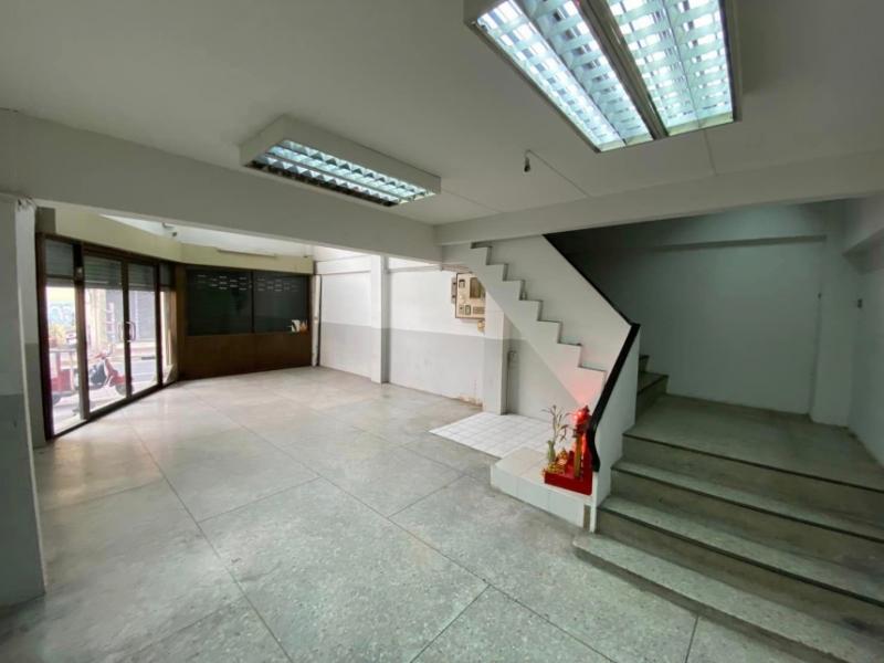 CH971 ให้เช่าอาคารพาณิชย์ติดถนน ย่านเยาวราช ท่าน้ำราชวงศ์ ติดถนนมีที่จอดรถ 4 คัน