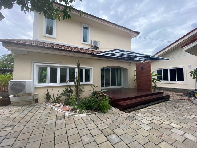 ให้เช่าบ้านเดี่ยว พร้อมเรือนรับรอง โครงการมีทะเลสาบ เนื้อที่ 184 ตร.ว.  ในหมู่บ้านชลลดา รามอินทรา-คู้บอน