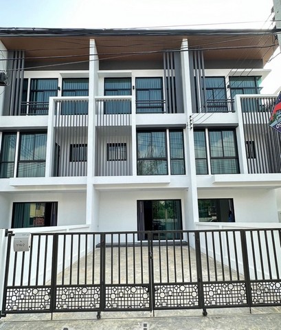 ขายทาวน์โฮมสร้างใหม่ มือหนึ่ง ลาดพร้าว 83 เนื้อที่ 23.5 ตรว. 3 ห้องนอน 3 ห้องน้ำ พท.ใช้สอย 187ตรม. ปากซอยมีสถานีรถไฟฟ้าสายสีเหลือง