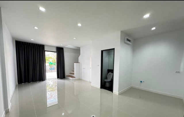 ขายทาวน์โฮมสร้างใหม่ มือหนึ่ง ลาดพร้าว 83 เนื้อที่ 23.5 ตรว. 3 ห้องนอน 3 ห้องน้ำ พท.ใช้สอย 187ตรม. ปากซอยมีสถานีรถไฟฟ้าสายสีเหลือง