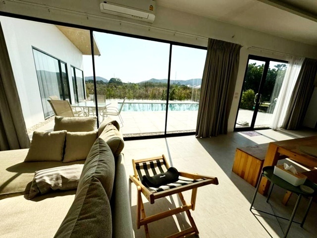 รถไฟหัวหิน 4.5 กม. หัวหิน70-90 ให้เช่าพูลวิลล่า 1 ชั้น บรรยากาศดี 405ตรว. 505ตรม. ใหญ่มาก 3นอน 3น้ำ 5แอร์ 5จอดรถ เฟอร์ครบ มีคนสวนให้