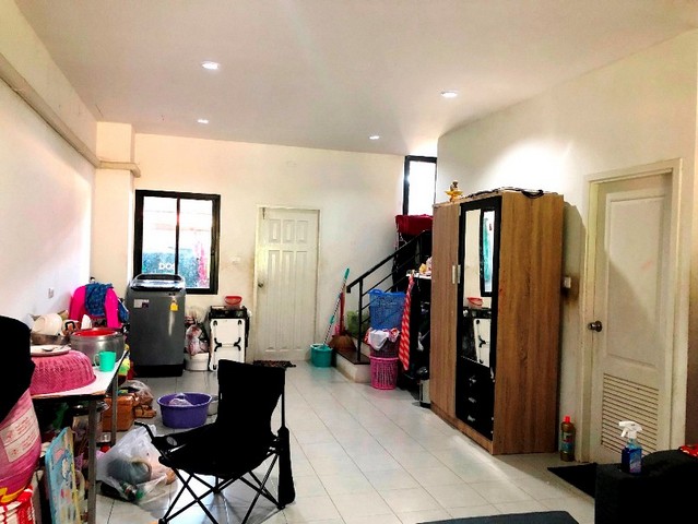 N16382 ประกาศขาย ตึก ทำเลดี อยู่หน้าหมู่บ้าน เอ.ซี. เฮ้าส์ 7 ค้าขายได้ง่าย ด้านหลังบ้านเป็นโรงงาน  การเดินทางสะดวก เข้า-ออก ได้ทั้งทางถนนลำลูกกา หรือด้านถนนรังสิตนครนายก (อาคารพาณิชย์น่าลงทุน) 3200000 BAHT 2 ห้องนอน 2 ห้องน้ำ 47 sq.wa 2 ngan 0 ไร่   เข้าออกได้หลายทาง