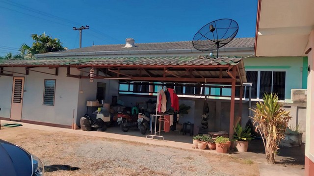 ขายบ้านเดี่ยว โซนสันป่าตอง หน้าบ้านหว้างจอดรถได้หลายคัน ด้านหน้าติดถนนหมู่บ้านคอนกรีต