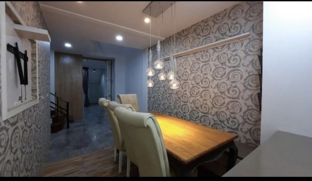 ขายทาว์นโฮมวราธรวิลล์ พัฒนาการ44 ใกล้เดอะไนน์ พระราม9 ใกล้โรงเรียนนานาชาติ BCIS ตกแต่งภายในด้วยเฟอร์นิเจอร์บิวท์อิน พร้อมเข้าอยู่