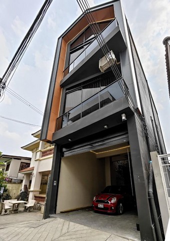 ขายบ้าน 3 ชั้น สร้างใหม่สไตล์ Modern High Ceiling 4 เมตร เพิ่มความโปร่งสบาย ย่านถนนพระราม3 สาธุประดิษฐ์