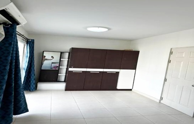 สนามบินสุวรรณภูมิ ให้เข่าทาวน์เฮาส์ 2 ชั้น เฟอร์บางส่วน บางนา-ตราด กม.18 มาร์เก็ต วิลเลจ 20ตรว. 116ตรม.