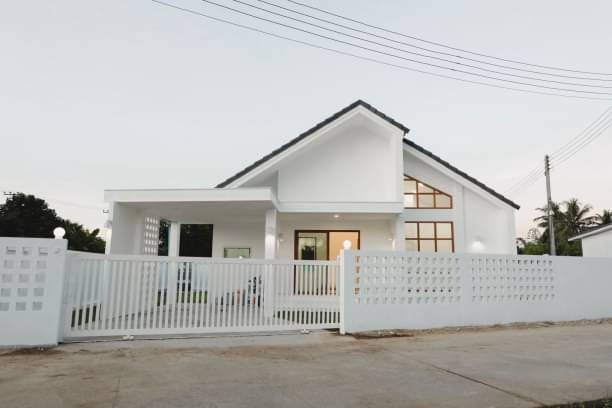 ขายต่ำกว่าราคาประเมิน เพียง 1.9 ล.เท่านั้น 60 ตรว. ท่ากว้าง สารภี​ บ้านเดี่ยวสร้างใหม่ สไตล์มินิมิอล จองวันนี้ ฟรี! ของแถมมากมาย