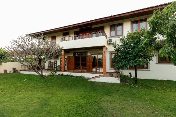 โซนแม่เหียะ ให้เช่า 80,000 บาท/เดือน เนื้อที่ 1 ไร่กว่า 5 นอน 5 น้ำ สไตล์ล้านนาโมเดิร์น บ้านหลังใหญ่ เนื้อที่กว้าง บรรยากาศดี ร่มรื่น