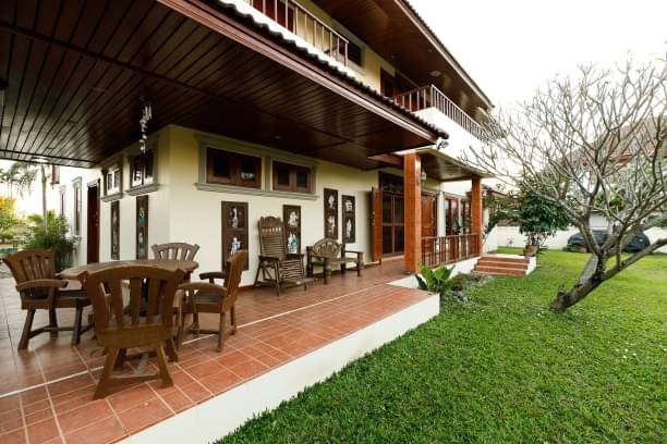 โซนแม่เหียะ ให้เช่า 80,000 บาท/เดือน เนื้อที่ 1 ไร่กว่า 5 นอน 5 น้ำ สไตล์ล้านนาโมเดิร์น บ้านหลังใหญ่ เนื้อที่กว้าง บรรยากาศดี ร่มรื่น