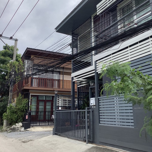 ให้เช่าบ้านเดี่ยว 2 ชั้น เนื้อที่ 45 ตารางวา 4 ห้องนอน 3 ห้องน้ำ แอร์ เฟอร์นิเจอร์บางส่วน ถนน กรุงเทพ-กรีฑา-ศรีนครินทร์ ราคาเช่า 14,000 บ/ด