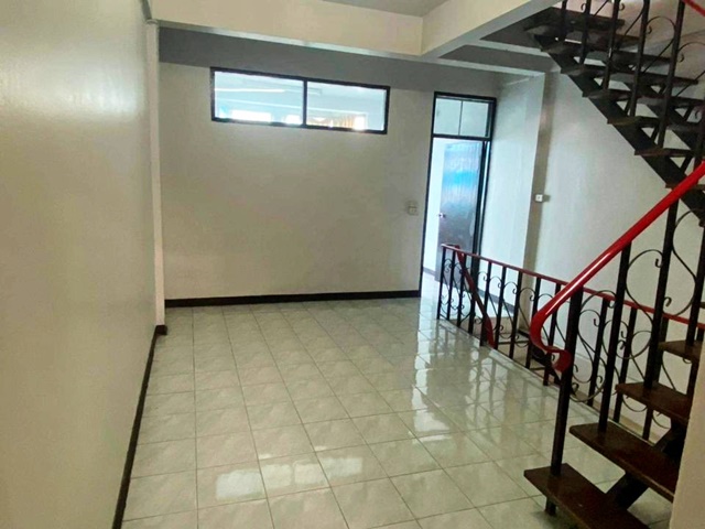 ตลาดสี่มุมเมือง โฮมออฟฟิศ 24ตรว. ให้เช่าอาคารพาณิชย์ 3 ชั้น 300ตรม.  ติดถนนหลัก 4นอน 2น้ำ 1จอดรถ ถูกมาก