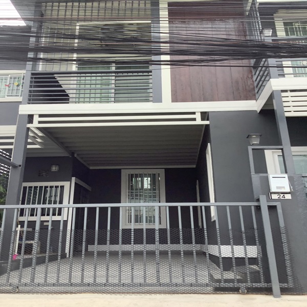 ให้เช่าบ้านเดี่ยว 2 ชั้น 45 ตารางวา 4 ห้องนอน 3 ห้องน้ำ แอร์ เฟอร์นิเจอร์บางส่วน ถนน กรุงเทพ-กรีฑา-ศรีนครินทร์ ราคาเช่า 14,000 บ/ด