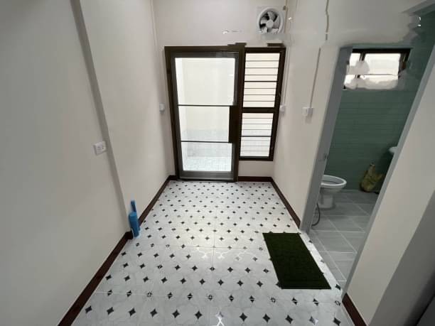 5.5 ล้าน บ้าน ทาวเฮ้าส์ 2 ชั้น เนื้อที่ประมาณ 22-24 ตรว. เพิ่ง Renovate ใหม่ ทั้งหลังเลย