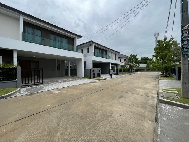 ให้เช่า บ้านเดี่ยวหลังมุม 4 ห้องนอน 5 ห้องน้ำ Centro วิภาวดี ใกล้รถไฟฟ้า MRT สถานีวัดพระศรีมหาธาตุ