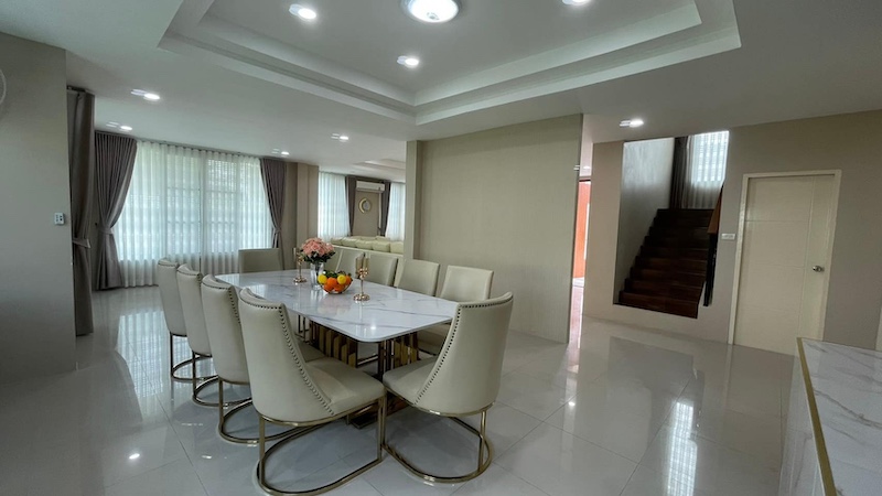 BH2777 เช่า-ขายบ้านด่วน บ้านหรู 2 ชั้น บ้านสวนเนรมิต วัชรพล - เพิ่มสิน ขนาด 320 ตารางเมตร พื้นที่ 1 ไร่ พร้อมเฟอร์นิเจอร์