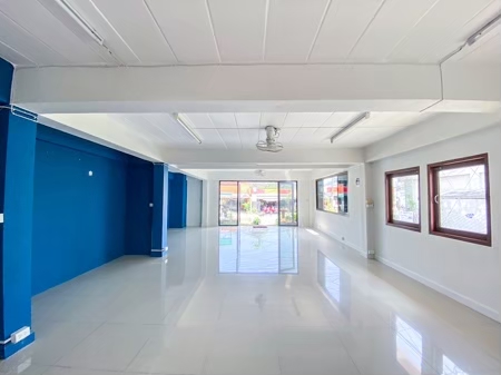 ตึกทาวน์เฮ้าท์ ว่างให้เช่า 1นอน 2น้ำ เหมาะสำหรับทำธุรกิจ ตั้งอยู่แม่น้ำ เกาะสมุย สุราษฏร์ฯ