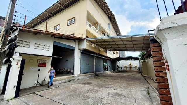 ใกล้ BTS แบริ่ง 780 เมตร โชว์รูม 4ชั้น เช่าออฟฟิศ  พร้อมโรงงาน คลังสินค้า 245ตรว. 5,907ตรม. 12จอดรถ 5แอร์ คอนเทนเนอร์เข้าออกได้