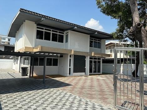 EPL-HR3194 ให้เช่าบ้านเดี่ยว ใกล้สถานีรถไฟฟ้า MRT รัชดา ถ. รัชดาภิเษก 112 ตร.ว. 4 ห้องนอน 3 ห้องน้ำ  ที่จอดรถ6 คัน เหมาะทำสำนักงานออฟฟิศ 