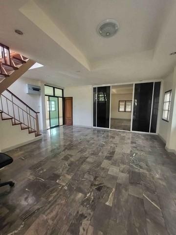 ขายหรือให้เช่าบ้านเดี่ยว พร้อมอยู่ ปากซอยเป็นรถไฟฟ้าสถานีศรีบูรพา ใกล้ นิด้า เดอะมอลล์บางกะปิ เนื้อที่100 ตรว.ซอยรามคำแหง 68