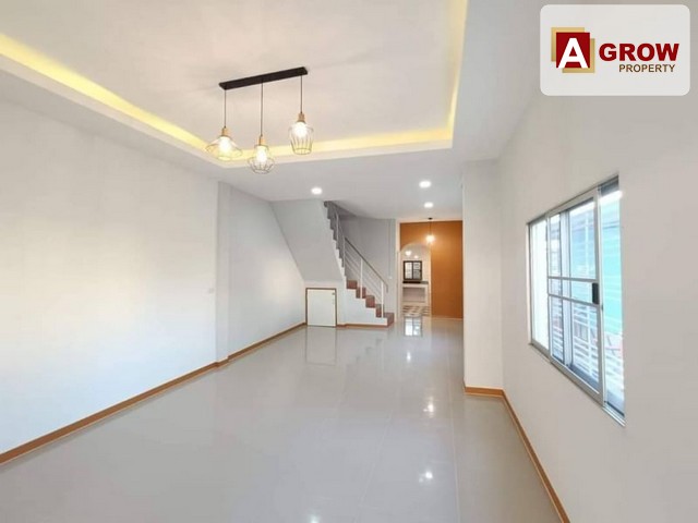 ม. บางบัวทอง ถนนเมน บ้านรีโนเวงทใหม่พร้อมเข้าอยู่