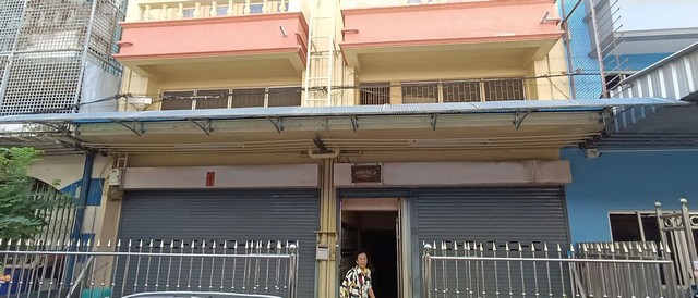 ขายที่ดินพร้อมสิ่งปลูกสร้าง เป็นอาคารพักอาศัย เนื้อที่ 32 ตารางวา ห้อง 25 ห้อง ห้องน้ำ 12 ห้อง