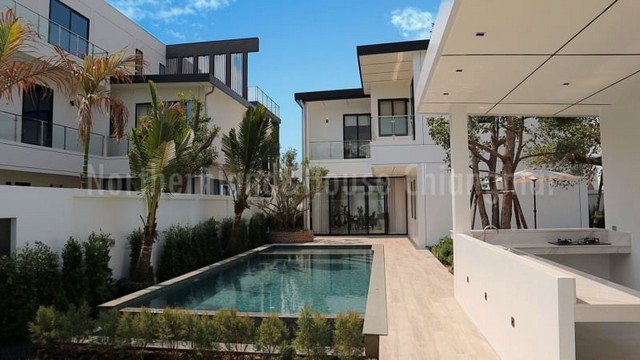 บ้านพูลวิลล่า 2 ชั้น สไตล์มินิมอล ป่าแดด              