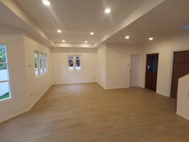 บ้านสวย และถูกมาก เพียง 2.75 ล้าน 75 ตรว. บ้าน 2 ชั้น สันกำแพง สไตล์โมเดิร์นมินิมอล สนามหญ้ากว้างรอบบ้าน ไปสนามบินเพียง 30 นาท เท่านั้น