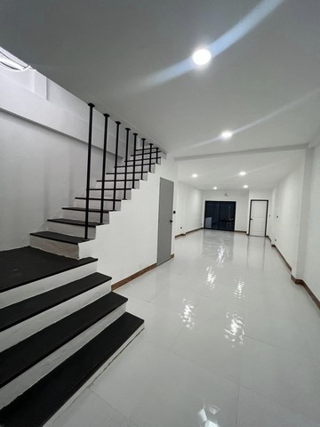 ขายอาคารพาณิชย์ 3 ชั้นครึ่ง 18 ตรว. ทำเลทอง น่าลงทุน โซนนาเกลือ ตรงชุมชนนากาตะ  บางละมุง  ชลบุรี