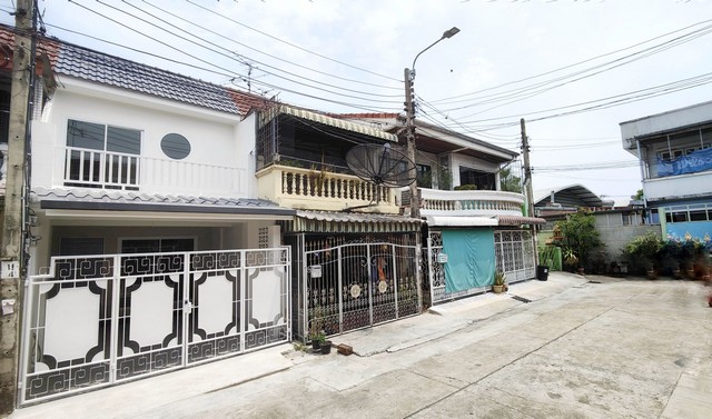 เรวดี3 ติวานนท์-เลี่ยงเมืองนนท์ฯ ทาวน์เฮ้าส์ตกแต่งพร้อมอยู่  ติดรถไฟฟ้า 2 สาย