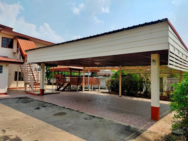 ขาย บ้านพักอาศัยครึ่งตึกครึ่งไม้ 2 ชั้น ต.รอบเมือง อ.เมืองร้อยเอ็ด จ.ร้อยเอ็ด