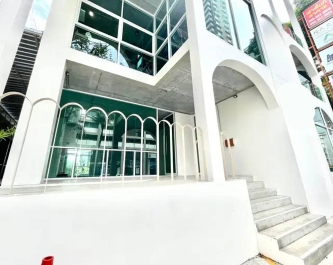 ให้เช่า พื้นที่ชั้น 1 ขนาด 137 ตรม เพิ่งสร้างเสร็จใหม่ เหมาะทำธุรกิจ ย่านปากเกร็ด นนทบุรี