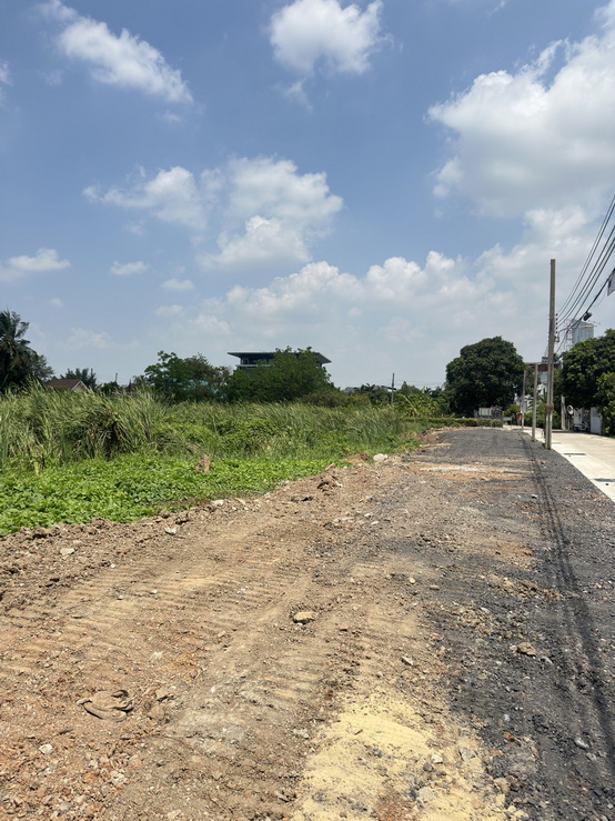 ขายที่ดินแปลงสวยทำเลดีเหมาะสร้างบ้านอยู่ถนนราชพฤกษ์เข้าซอยเพียง100ม. บางรักน้อย นนทบุรี