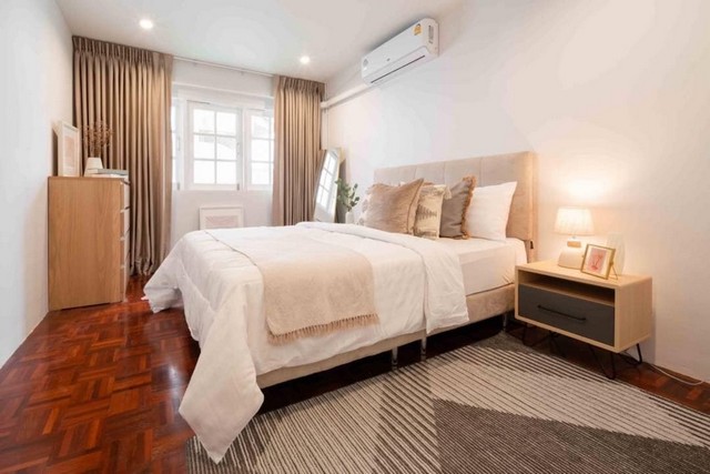 บ้านเดี่ยว 2 ชั้น ถนนรัชดาซอย 19 หรือวิภาวดีซอย 16 พื้นที่ใช้สอย 300 ตารางเมต 200 ตารางวา 5ห้องนอน 3ห้องน้ำ จอดรถในบ้าน 4 คัน