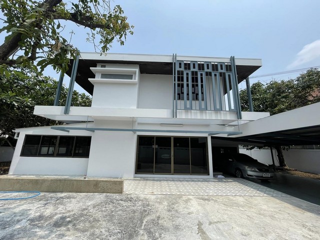 ใให้เช่าบ้านเดี่ยว 2 ชั้นหลังใหญ่ 200 ตรว. 5 ห้องนอน รัชดา 19 (วิภาวดี 16) ใกล้ MRT รัชดา 900 เมตร ที่จอดรถมากกว่า 10 คัน