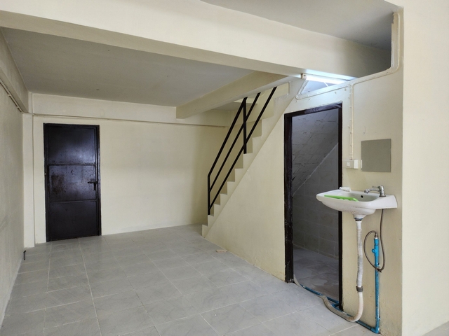 ขายตึกแถว 3 ชั้นครึ่ง ซอยเทียนทะเล 20 ปูกระเบื้อง กั้นห้องนอน เหมาะเปิดบริษัท หรือทำการค้า