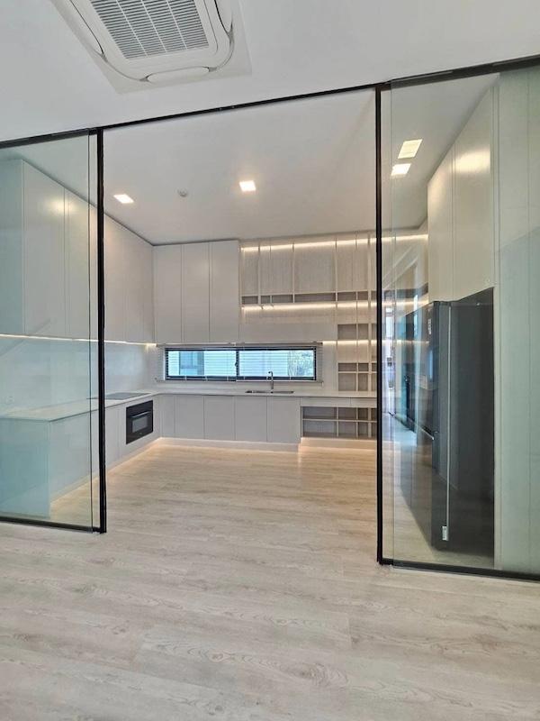 EPL-HR3212 ให้เช่าบ้านเดี่ยว 3 ชั้น มีลิฟท์ โครงการ วิเว่ กรุงเทพกรีฑา VIVE  มี 4 ห้องนอน 5 ห้องน้ำ พื้นที่ใช้สอย 421 ตร.ม.