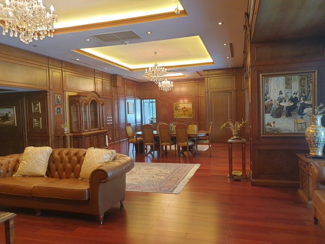 ขายคอนโด เลอ รัฟฟิเน่ สุขุมวิท 31 ขนาดยูนิต: 400.00 ตร.ม. พื้นที่ใช้สอยเปิดโล่ง ตกแต่งสวยงาม สไตล์หลุยส์  และที่สำคัญมีห้องเดียวในโลก  เขตวัฒนา กรุงเทพฯ