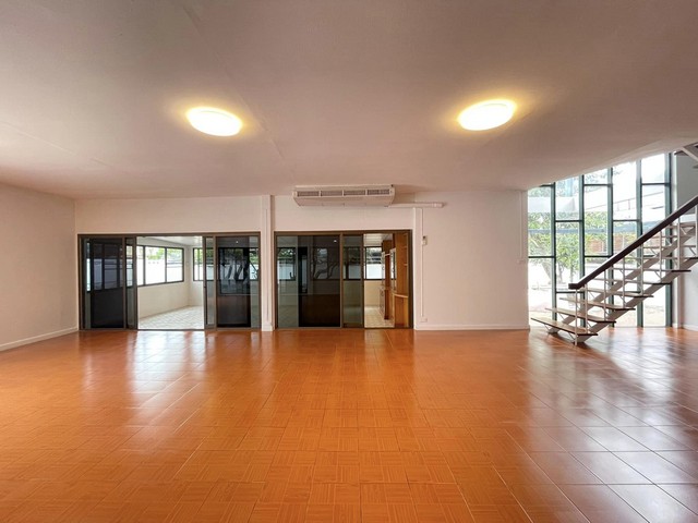 [B949]ให้เช่า 90k บ้านเดี่ยว 200 ตรว. ใกล้ MRT รัชดา 900 เมตร  ต้อนรับสัตว์เลี้ย  (ลดให้พิเศษบ้านเปล่าเหลือเดือนละ 90,000 บาท)