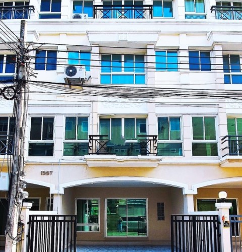 ให้เช่าทาวน์โฮมแกรนด์ เดอ วิลล์ ศรีนครินทร์แอร์เฟอร์นิเจอร์บางส่วนมี5นอน4น้ำ ราคาเช่าเดือนละ33,000บาท