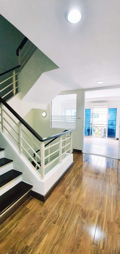 ให้เช่าทาวน์โฮมแกรนด์ เดอ วิลล์ ศรีนครินทร์แอร์เฟอร์นิเจอร์บางส่วนมี5นอน4น้ำ ราคาเช่าเดือนละ33,000บาท