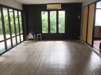 ให้เช่าบ้านเดี่ยว3ชั้นถ.เอกมัย150ตร.ว250ตรม3นอน3น้ำ้แอร์เฟอร์บางส่วนเช่า175,000บาทใกล้Big-C