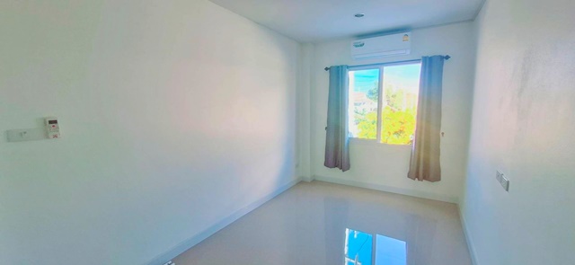 วิลล่า มาร์เก็ต ศรีราชา ขาย-เช่าพาณิชย์ 2 ชั้น ใหม่มาก 2นอน 2น้ำ 2จอดรถ 3แอร์  เครือสหพัฒน์ 21ตรว. 98ตรม. ตลาดศุภฤกษ์