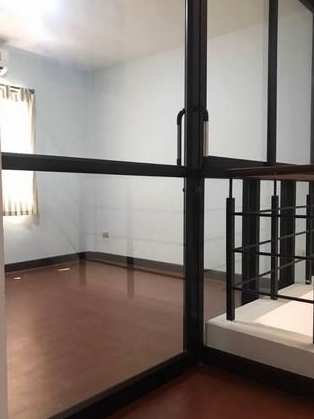 ให้เช่าและขายทาวน์เฮ้าส์ 2.5 ชั้น  หมู่บ้าน สรานนท์ ลาดพร้าว 101 เดินทางสะดวก เหมาะอยู่อาศัย