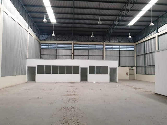 คลังสินค้าให้เช่าติดถนนมอเตอร์เวย์ ใกล้ด่านเก็บเงิน คีรีย์ (บางพระ) อ.ศรีราชา  ชลบุรี